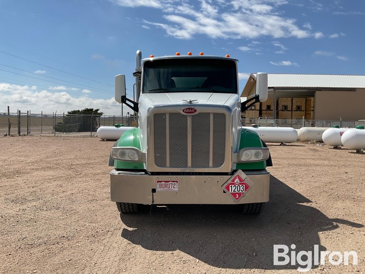 2015-peterbilt-567-image-2