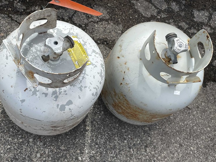 #9079-•-(2)-propane-tanks-(o3)-image-2