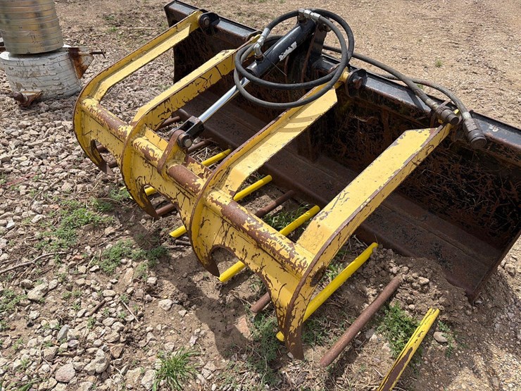 mds-72”-skidloader-grapple-manure-bucket-image-8