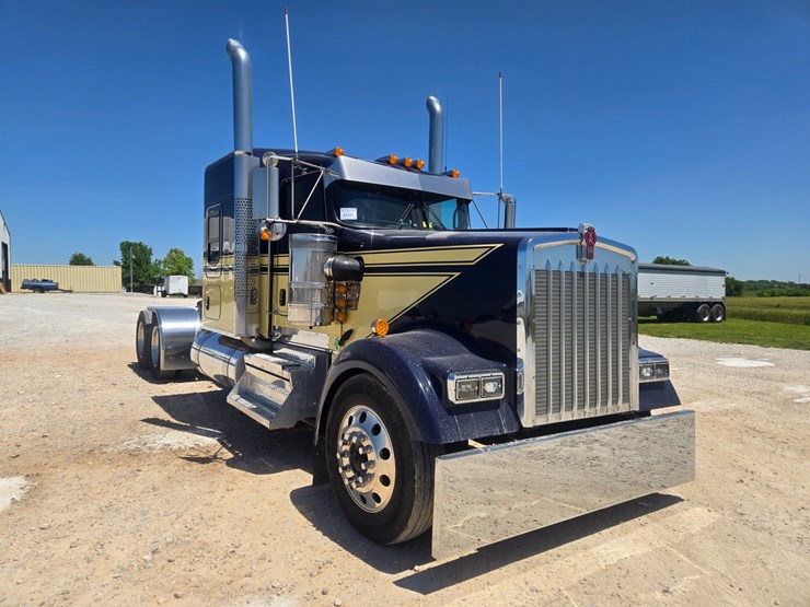 2023-kenworth-w900-image-29