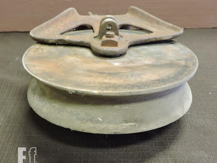 vintage-wooden-pulley-image-2