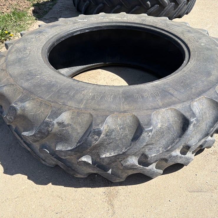 Firestone 420/85R34 Tire