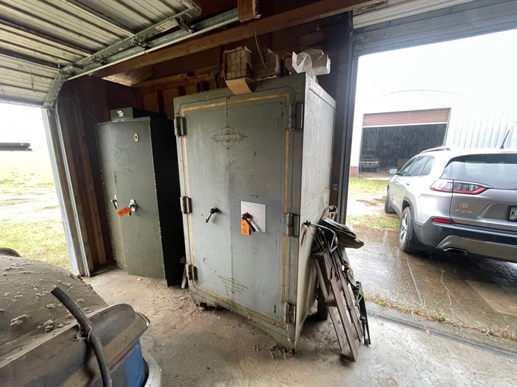 #7082-•-die-bold-safe-and-lock-co.-safe-image-1