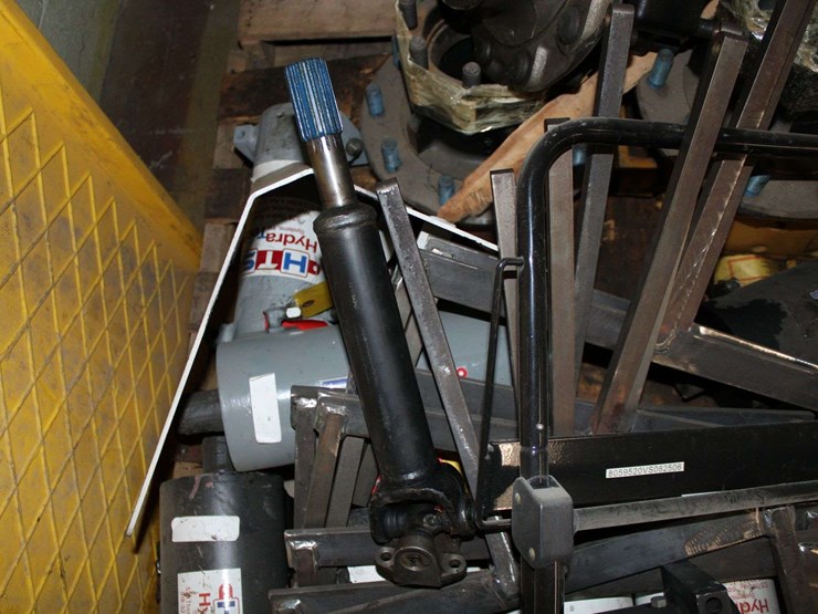 pallet-of-various-automotive-parts-image-6