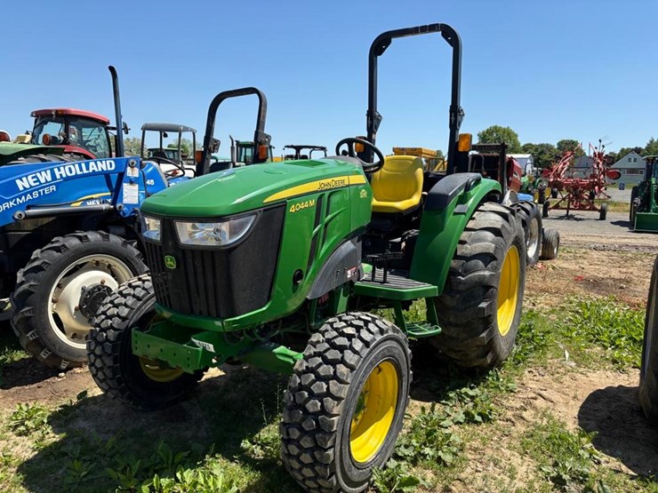2019-john-deere-4044m-image-1