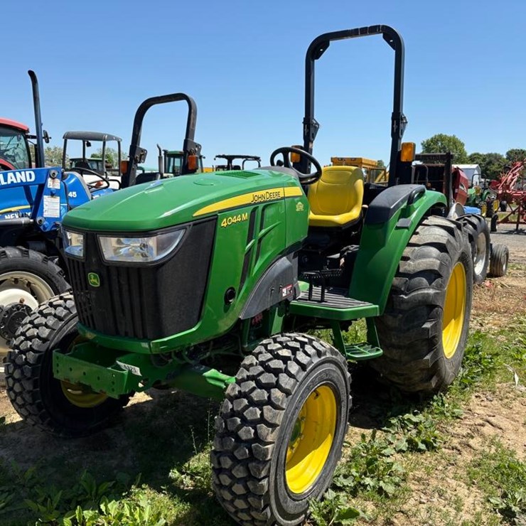 2019 JOHN DEERE 4044M