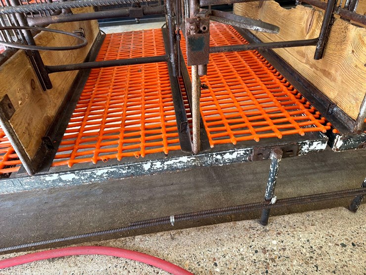 10-sections-of-orange-metal-floor-grates-image-18