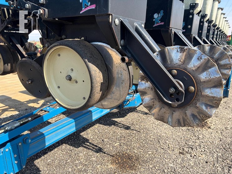 1999-kinze-2600-image-9