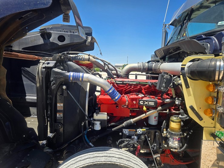 2023-kenworth-w900-image-32
