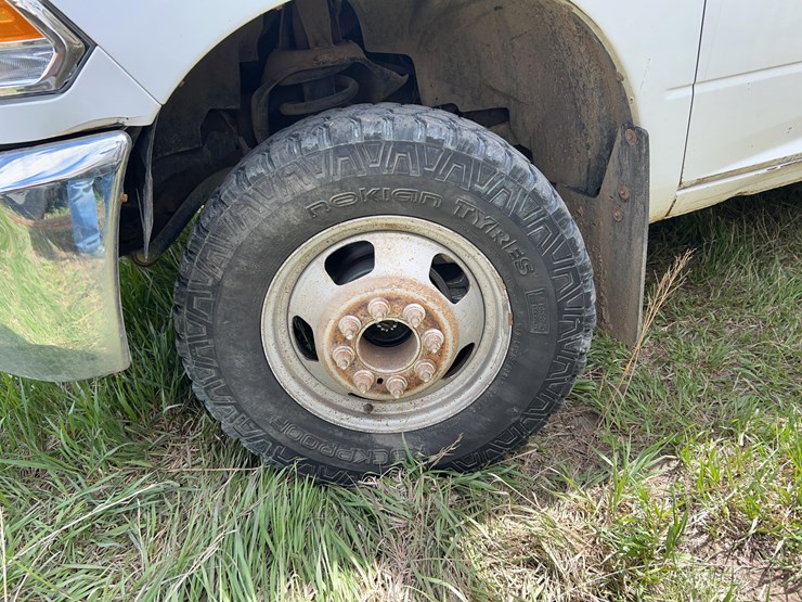 2011-dodge-3500-image-25