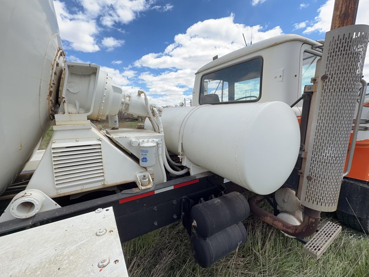 1996-mack-rd688c-cement-truck-image-30