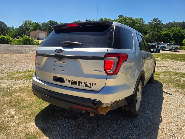 2016-ford-explorer-image-11