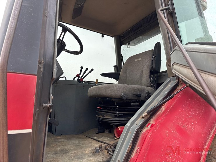 case-7140-ag-tractor-image-17