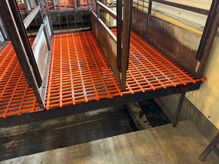 10-sections-of-orange-metal-floor-grates-image-22