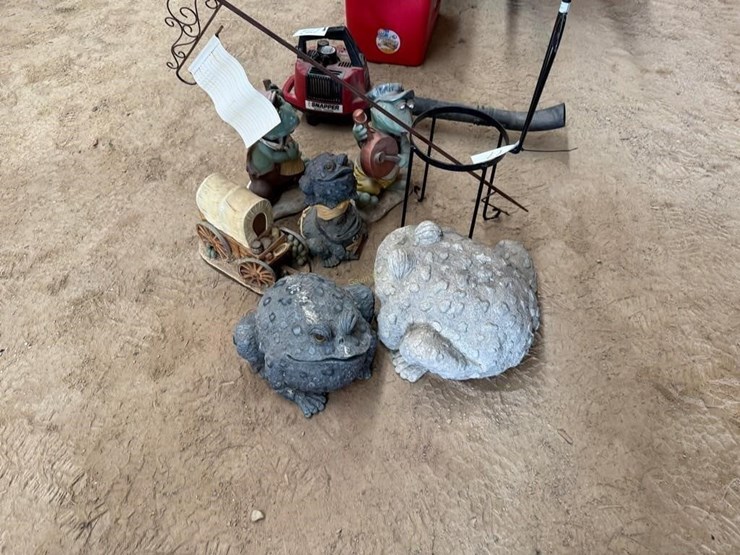 outdoor-frog-décor-&-other-image-2