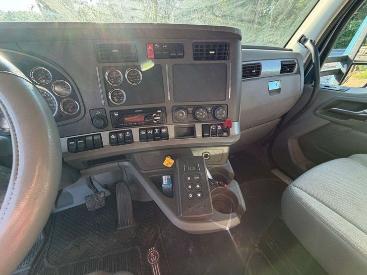 2016-kenworth-t880-image-23