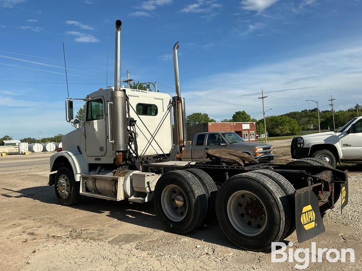 2000-freightliner-fld120-image-7