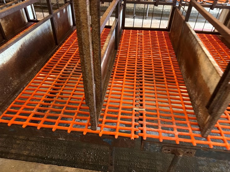 10-sections-of-orange-metal-floor-grates-image-4