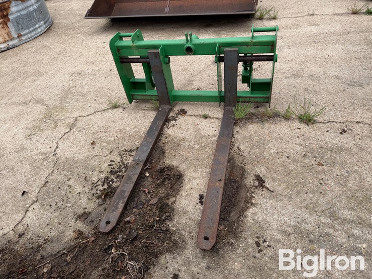 john-deere-pallet-forks-image-2
