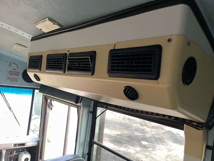 2004-freightliner-fs65-image-16