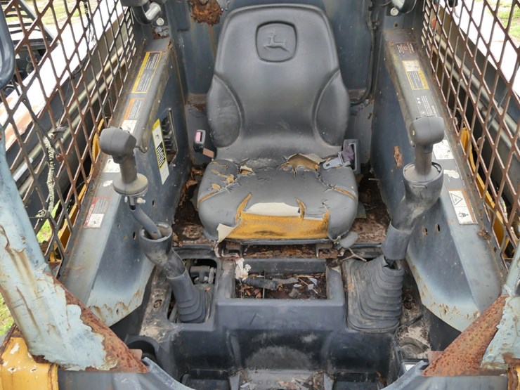 2011-deere-318d-image-12