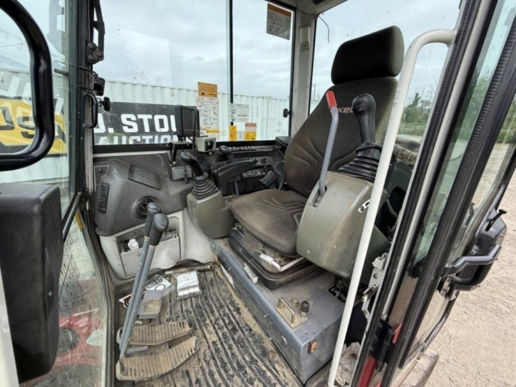 2017-takeuchi-tb260-image-28