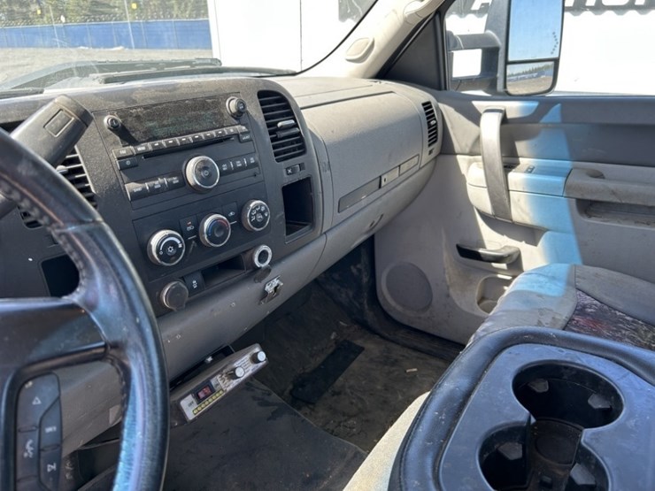 2012-chevrolet-silverado-2500-image-16