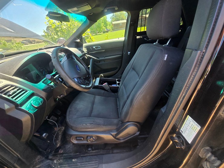 2016-ford-explorer-image-24