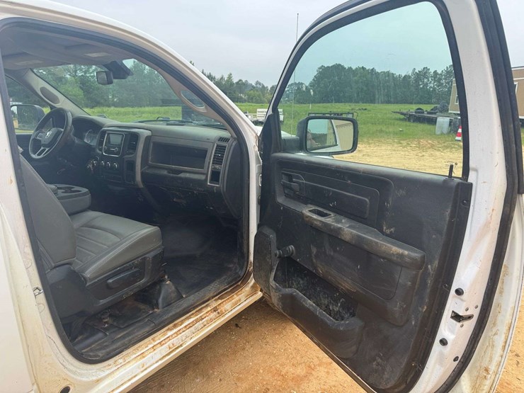 2019-ram-1500-classic-image-16