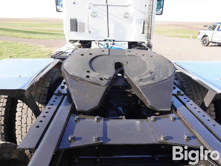 2015-kenworth-t680-image-15