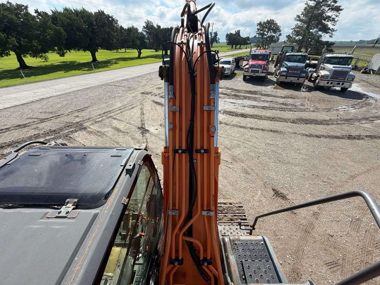 2015-hitachi-zx160-lc-image-40