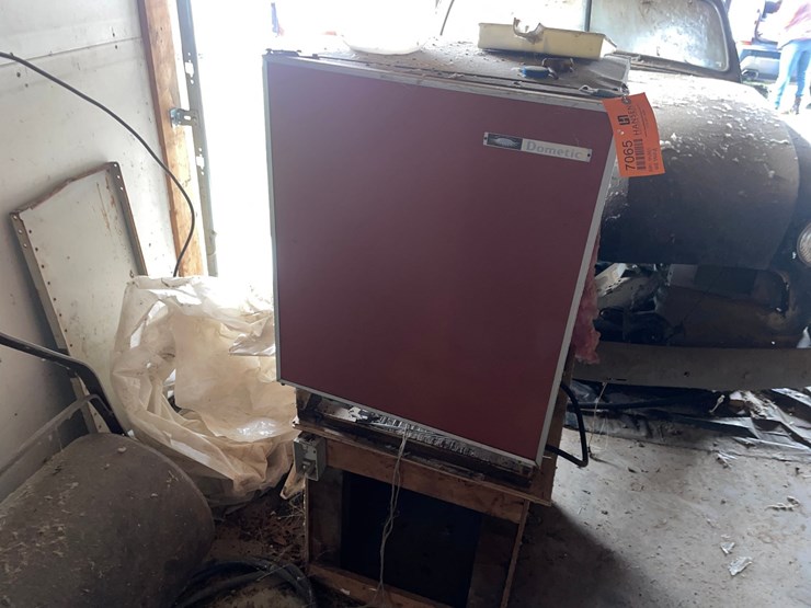 #7065-•-dometic-mini-fridge-and-stand-image-1
