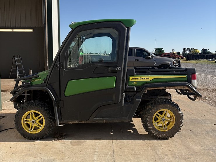 2021-john-deere-gator-image-1