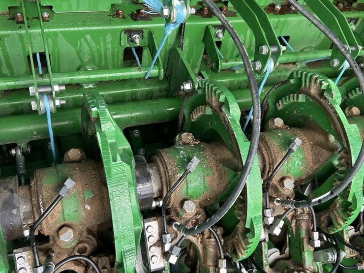 2016-john-deere-l340-image-33