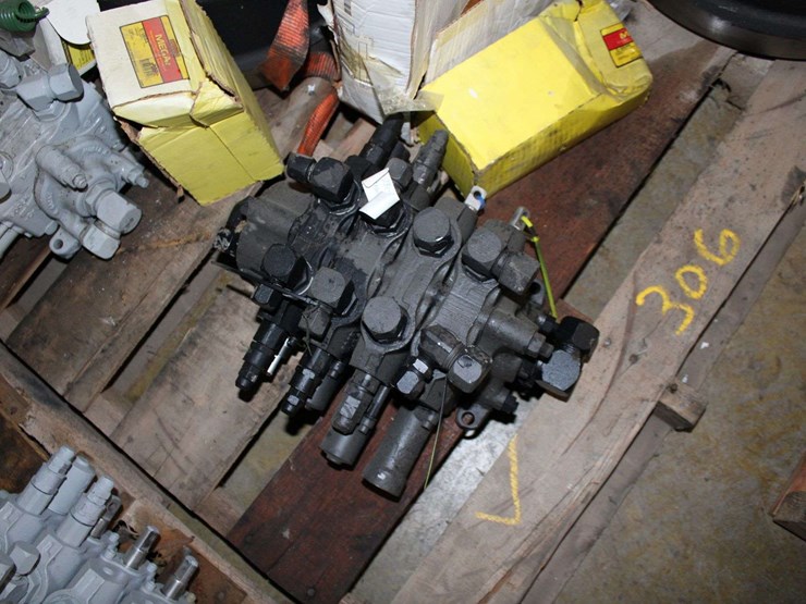pallet-of-various-automotive-parts-image-2