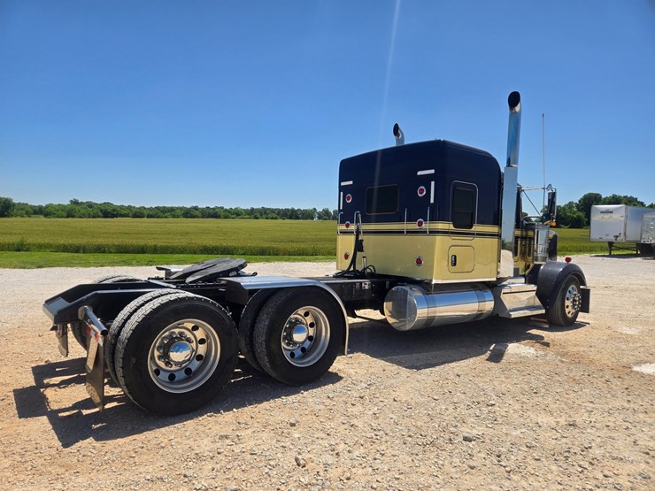 2023-kenworth-w900-image-19