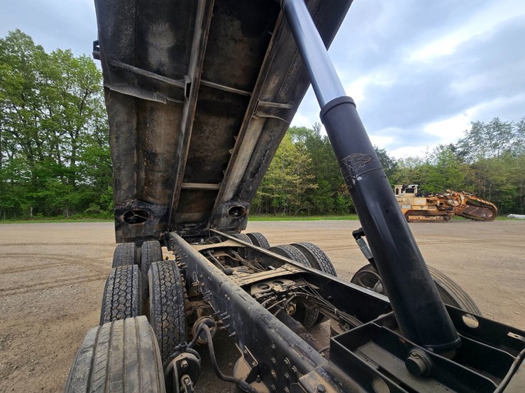 #24295-•-2011-mack-gu713-dump-truck-image-34