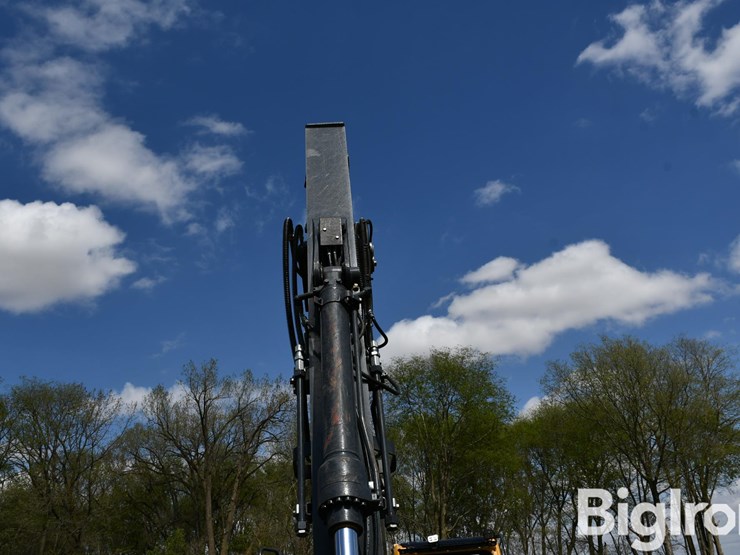 2014-deere-130g-image-11