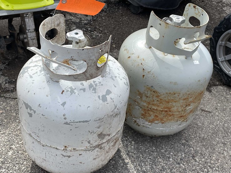 #9079-•-(2)-propane-tanks-(o3)-image-1