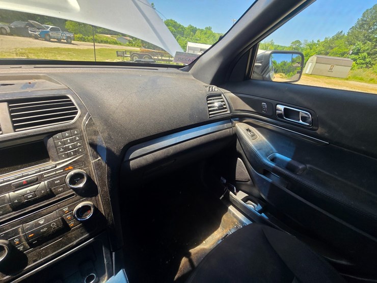 2016-ford-explorer-image-36
