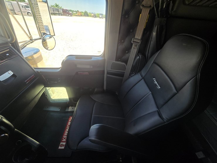 2023-kenworth-w900-image-60