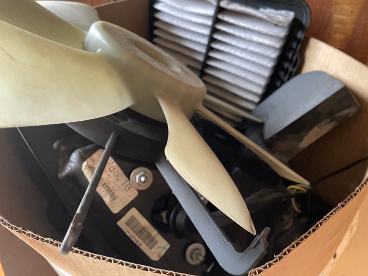 #7087-•-shelf-and-contents-image-2