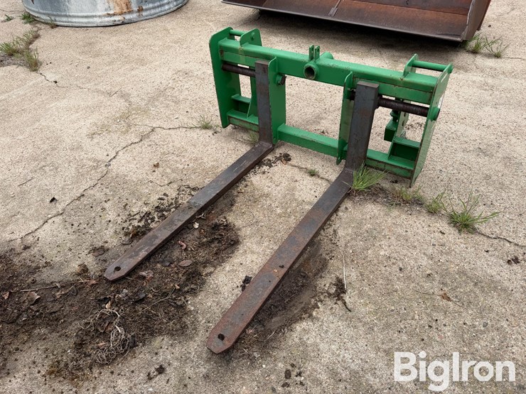 john-deere-pallet-forks-image-1