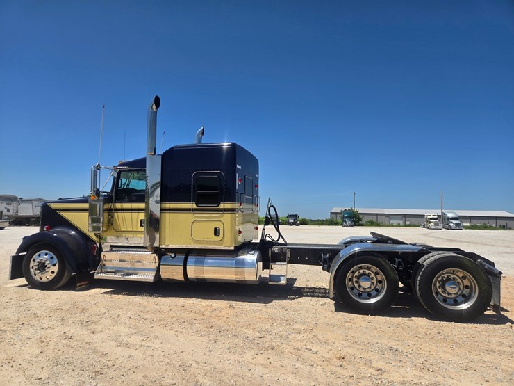 2023-kenworth-w900-image-10
