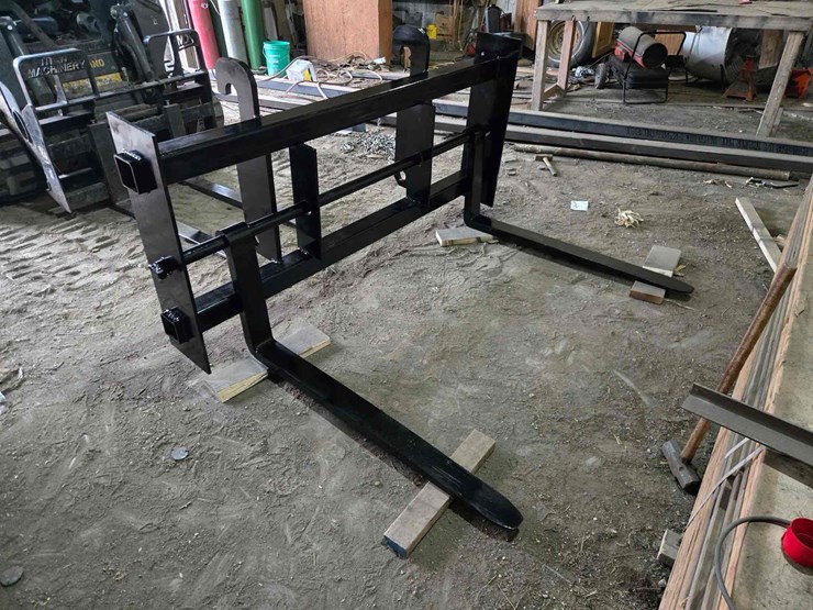 m&j-volvo-mount-pallet-forks-image-1