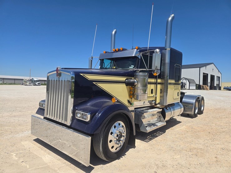 2023-kenworth-w900-image-2
