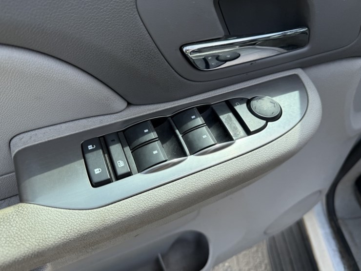 2007-chevrolet-suburban-2500-image-28