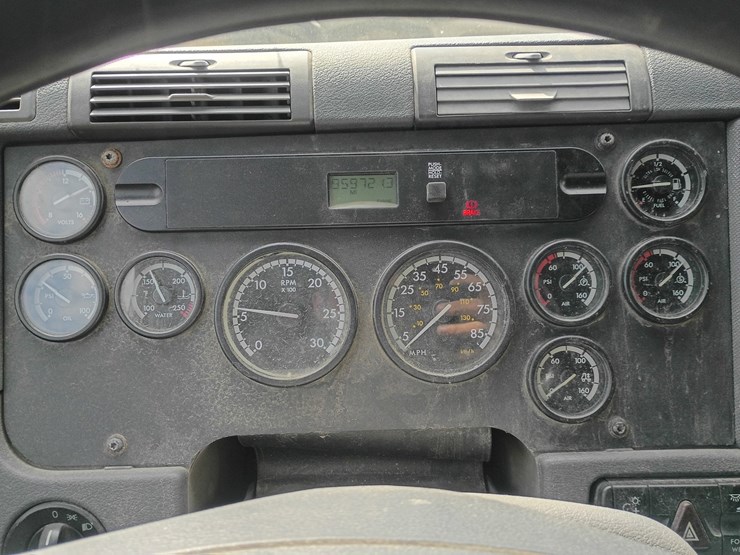 2009-freightliner-cascadia-125-image-61