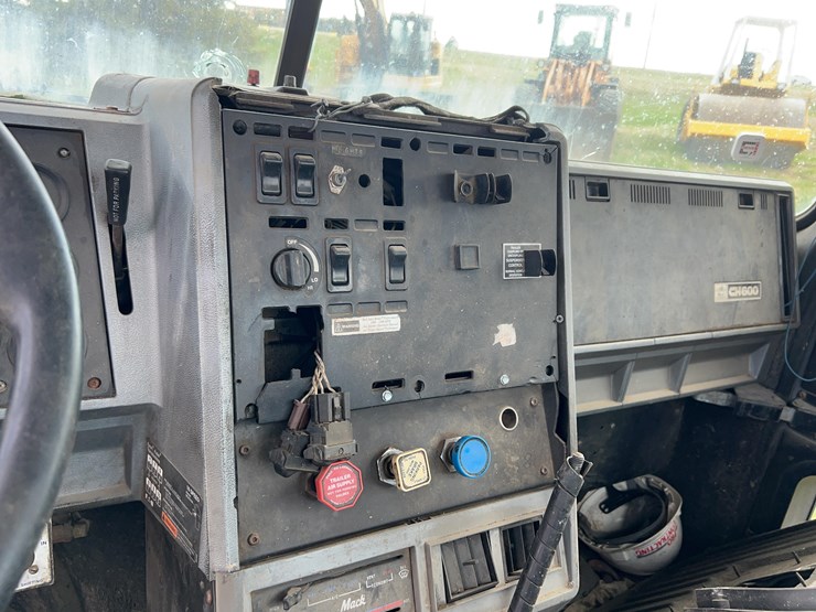 2000-mack-ch613-image-22