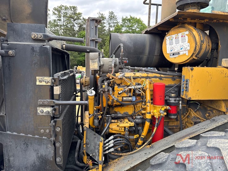 caterpillar-416-image-12